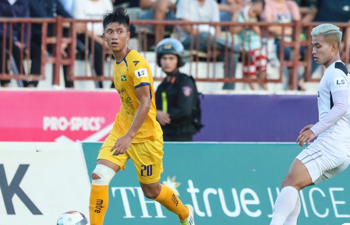 Phan Văn Đức vẫn được khen dù đá hỏng 11m ở trận SLNA 2-0 HAGL